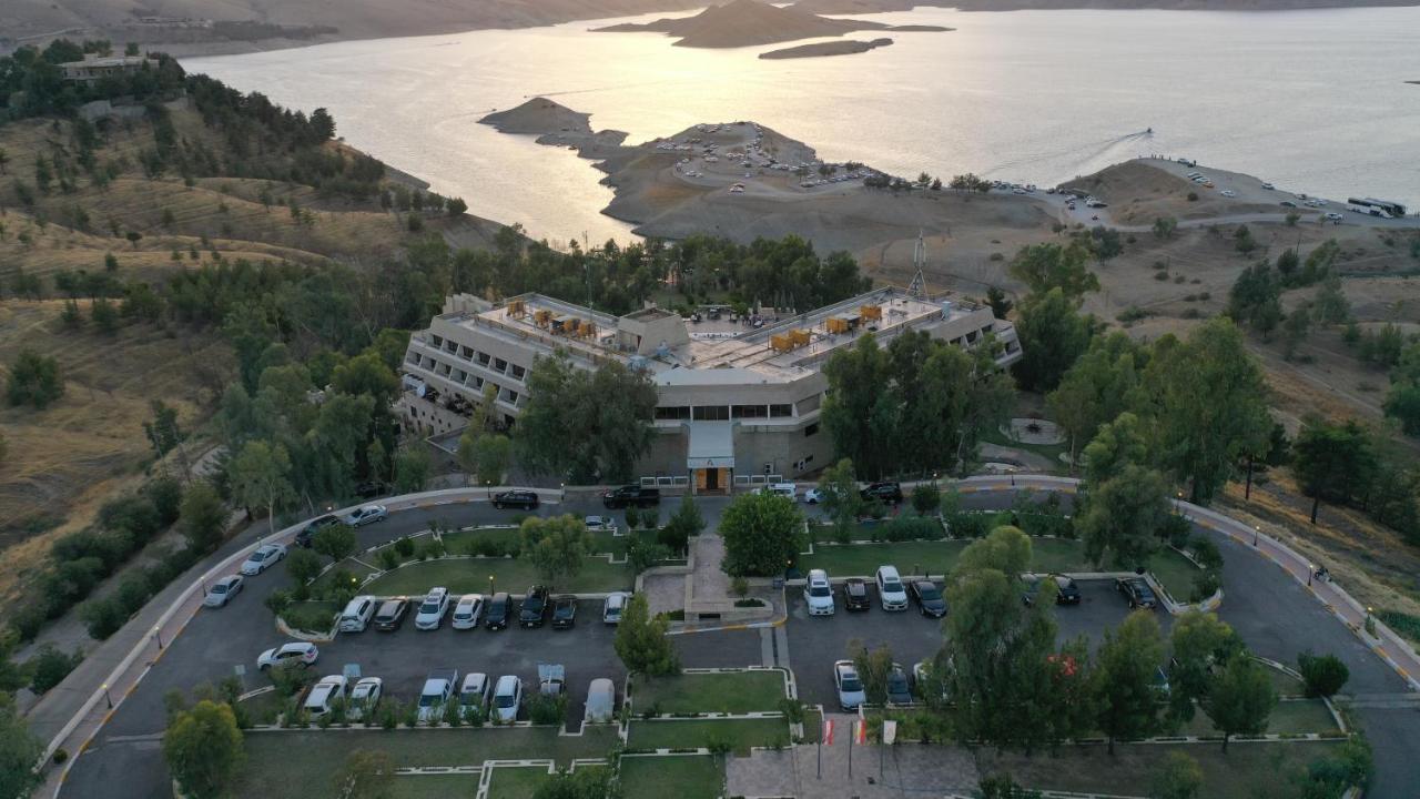 Ashur Hotel Dukhan Bagian luar foto