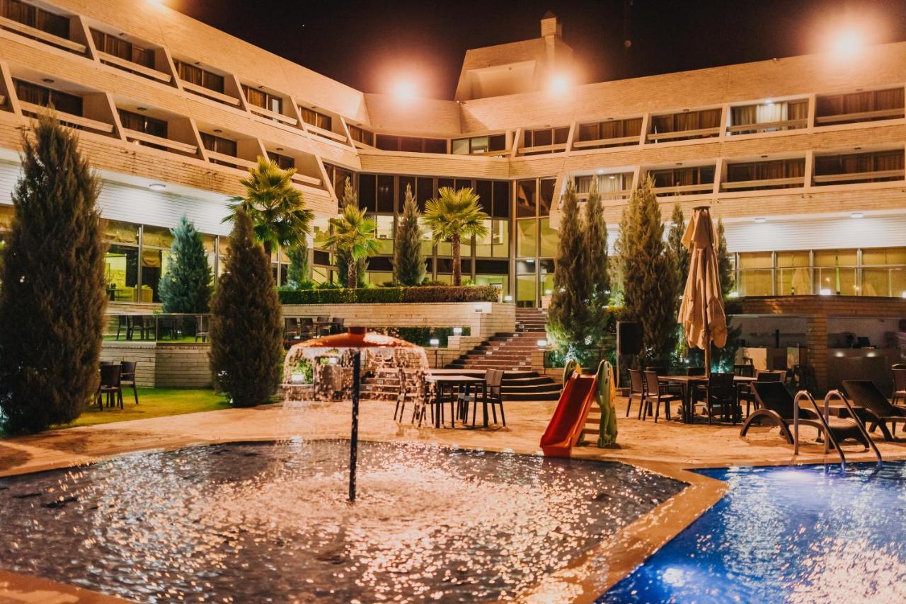 Ashur Hotel Dukhan Bagian luar foto