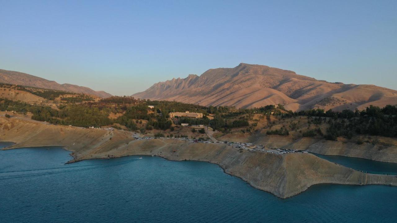 Ashur Hotel Dukhan Bagian luar foto