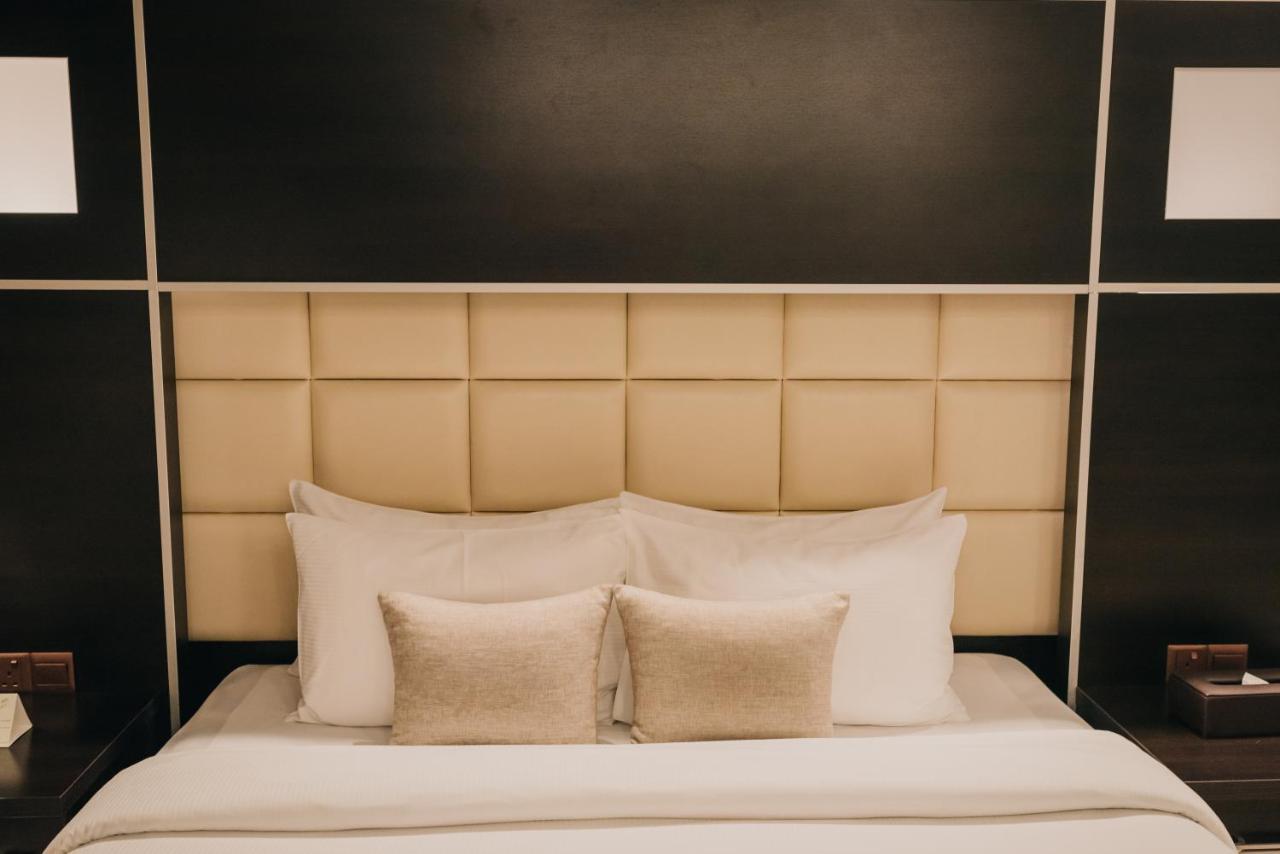Ashur Hotel Dukhan Bagian luar foto
