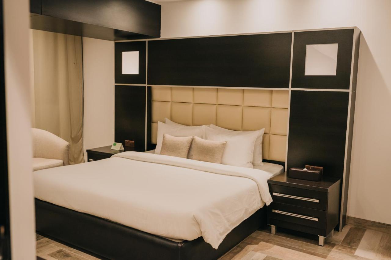 Ashur Hotel Dukhan Bagian luar foto