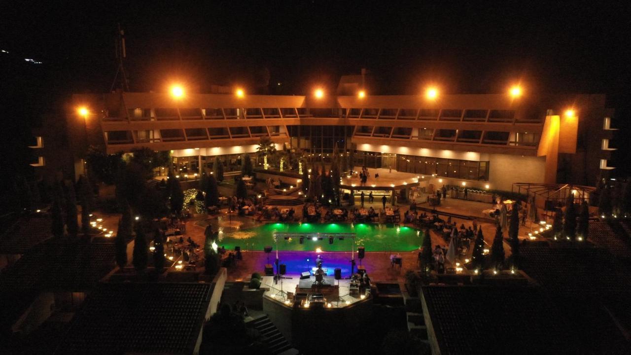 Ashur Hotel Dukhan Bagian luar foto