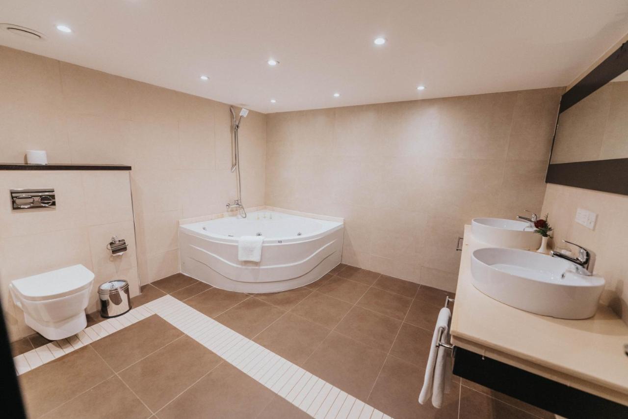 Ashur Hotel Dukhan Bagian luar foto