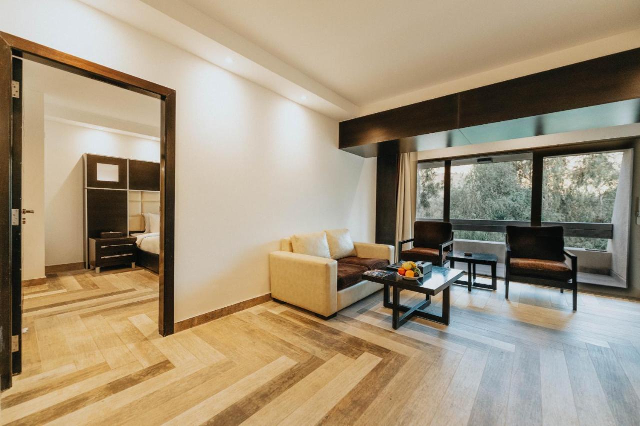 Ashur Hotel Dukhan Bagian luar foto