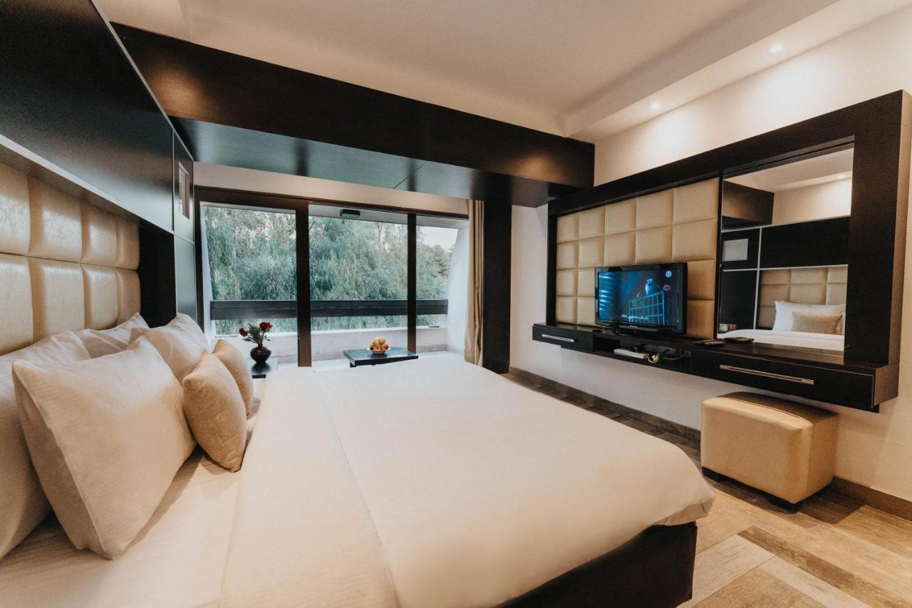 Ashur Hotel Dukhan Bagian luar foto