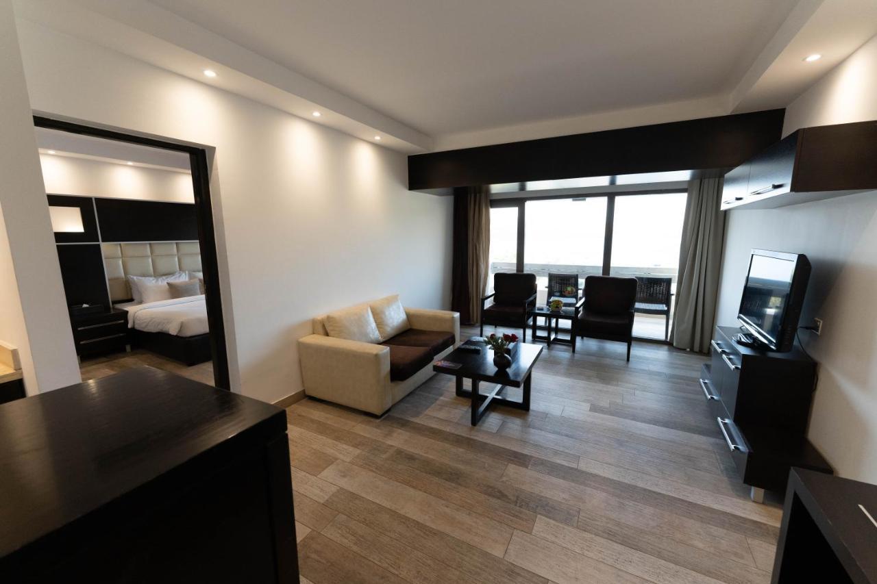 Ashur Hotel Dukhan Bagian luar foto