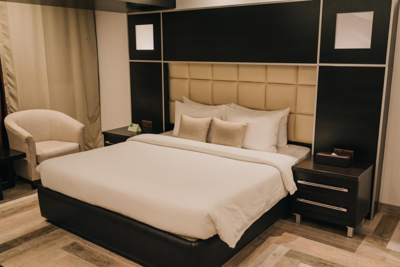 Ashur Hotel Dukhan Bagian luar foto